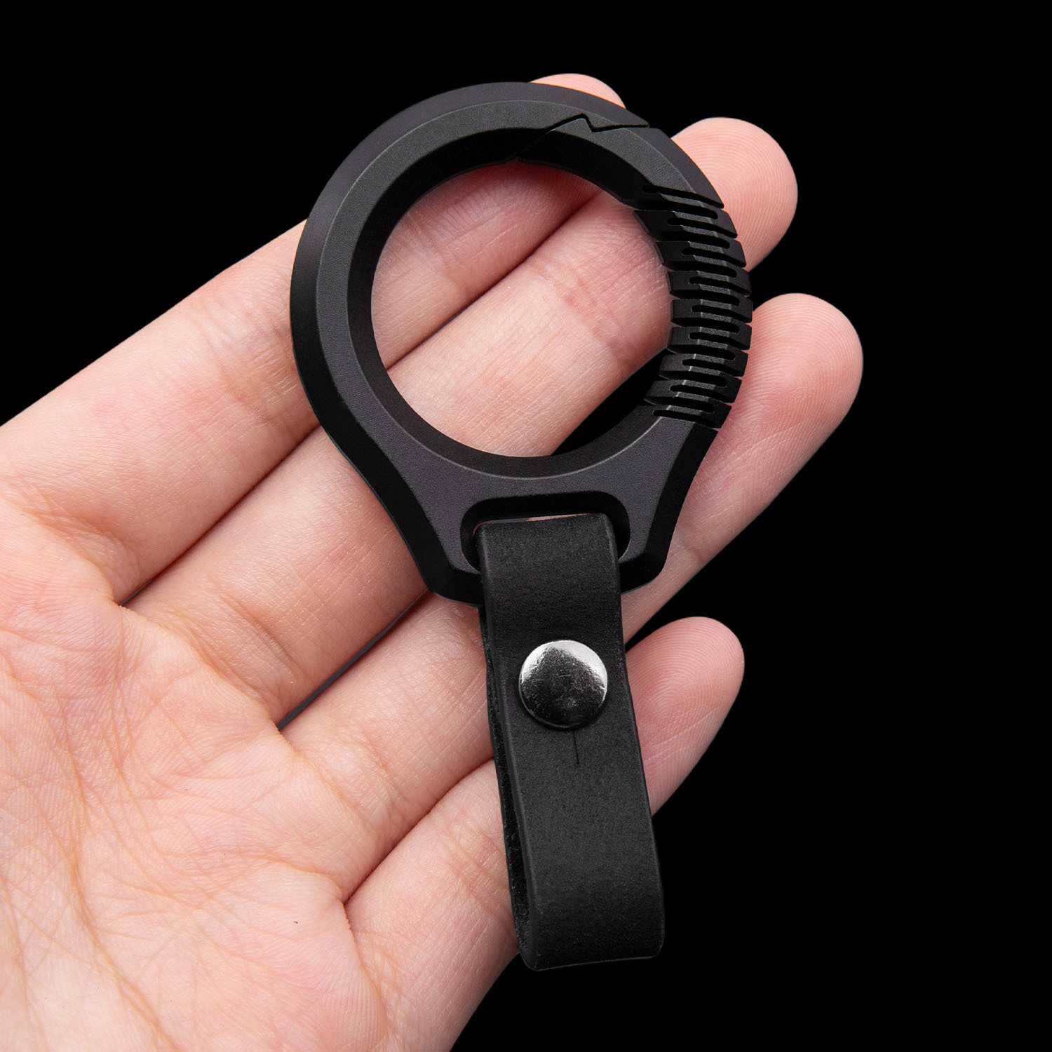 Zwart Titanium Sleutelhanger L - Leatherwork Ruler recensie en prijs